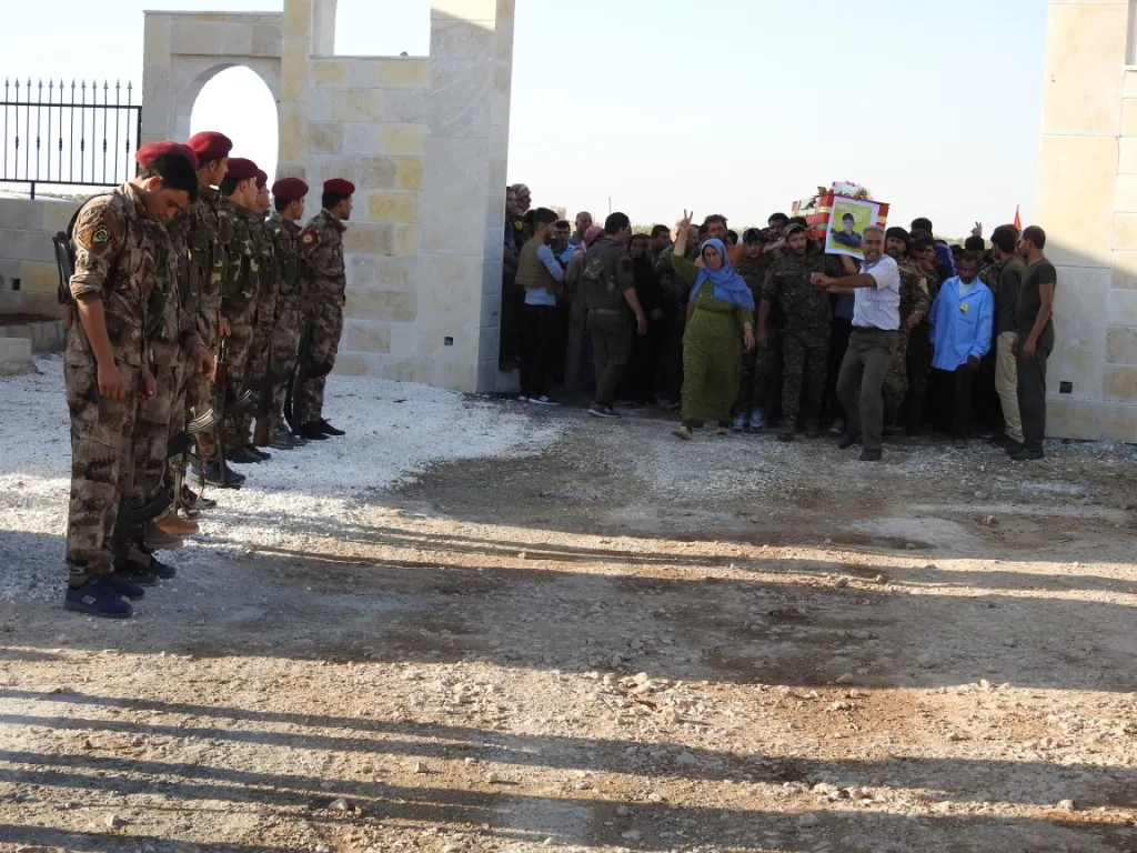 Şêniyên Girê Spî cenazeyê şervanê QSD‘ê Ehmed Salih veşartin