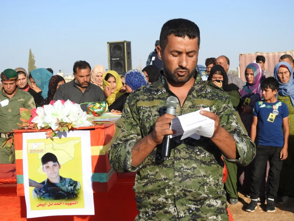 Şêniyên Girê Spî cenazeyê şervanê QSD‘ê Ehmed Salih veşartin