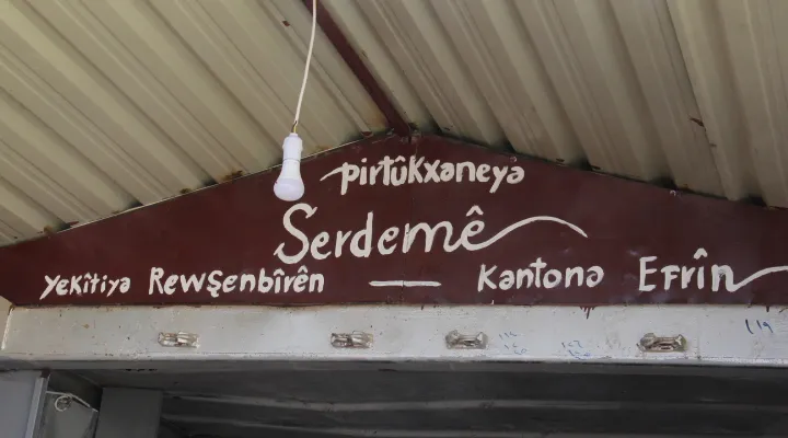Rewşenbîrên Efrînê li kampa Serdemê pirtûkxaneyek vekirin
