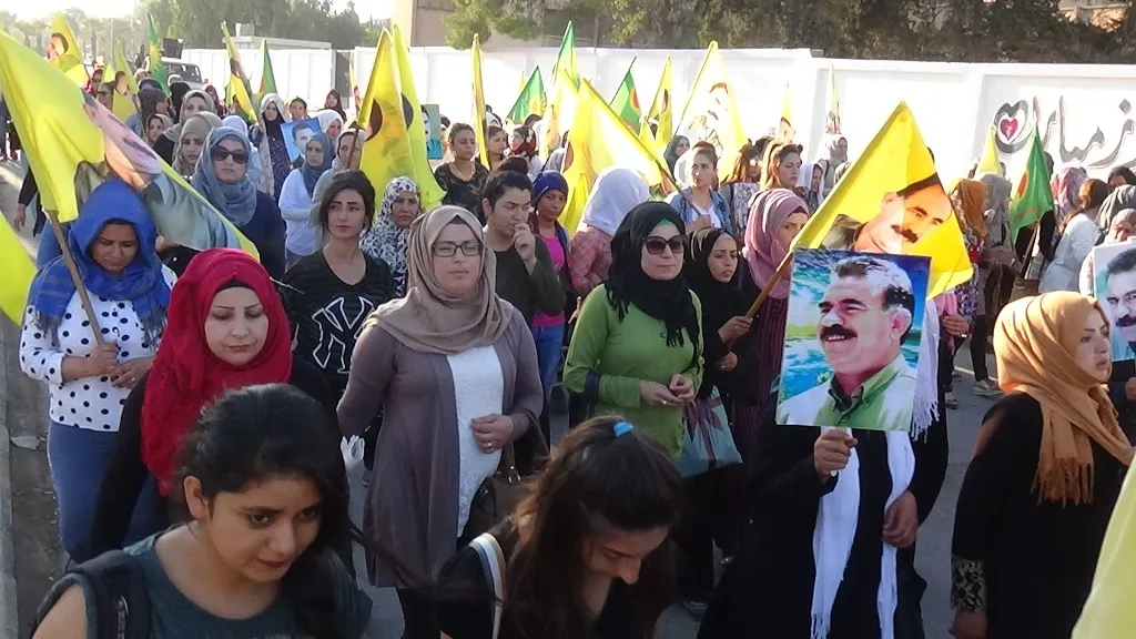 Jinên Serêkaniyê bi meşekê tecrîd şermezar kirin
