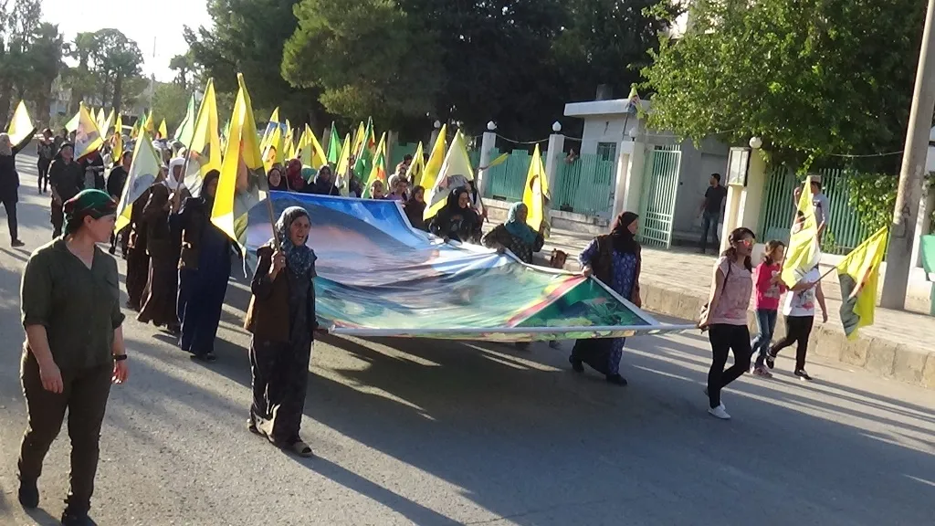 Jinên Serêkaniyê bi meşekê tecrîd şermezar kirin