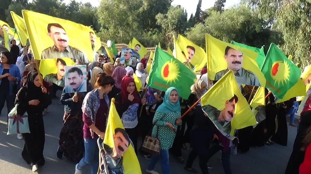 Jinên Serêkaniyê bi meşekê tecrîd şermezar kirin
