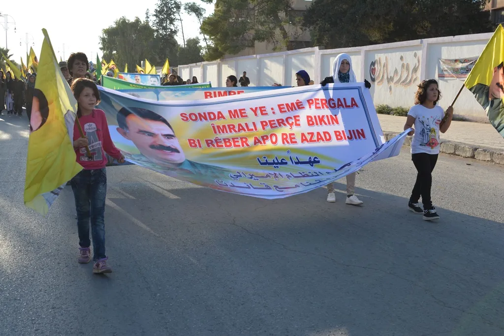 Jinên Serêkaniyê bi meşekê tecrîd şermezar kirin