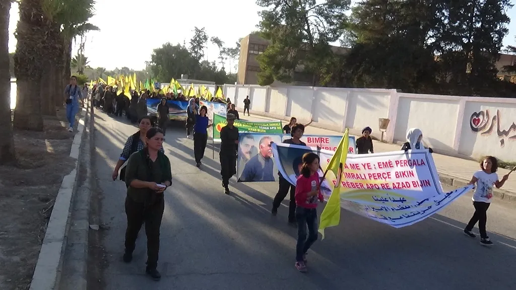 Jinên Serêkaniyê bi meşekê tecrîd şermezar kirin