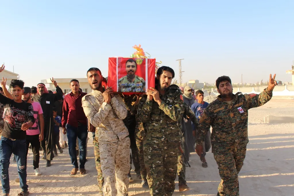 Cenazeyê şervanê Meclisa Leşkerî ya Babê El-Keyarî bi merasîmeke girseyî hat veşartin