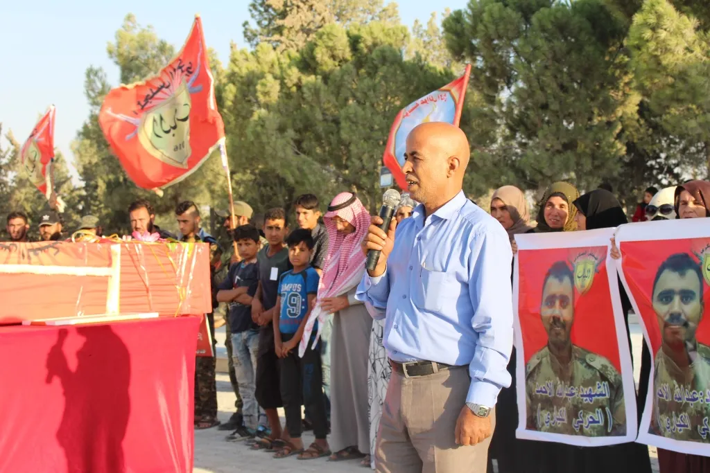 Cenazeyê şervanê Meclisa Leşkerî ya Babê El-Keyarî bi merasîmeke girseyî hat veşartin