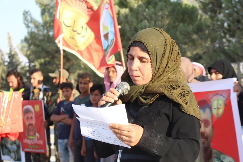 Cenazeyê şervanê Meclisa Leşkerî ya Babê El-Keyarî bi merasîmeke girseyî hat veşartin