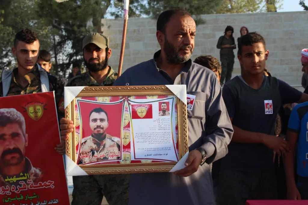 Cenazeyê şervanê Meclisa Leşkerî ya Babê El-Keyarî bi merasîmeke girseyî hat veşartin