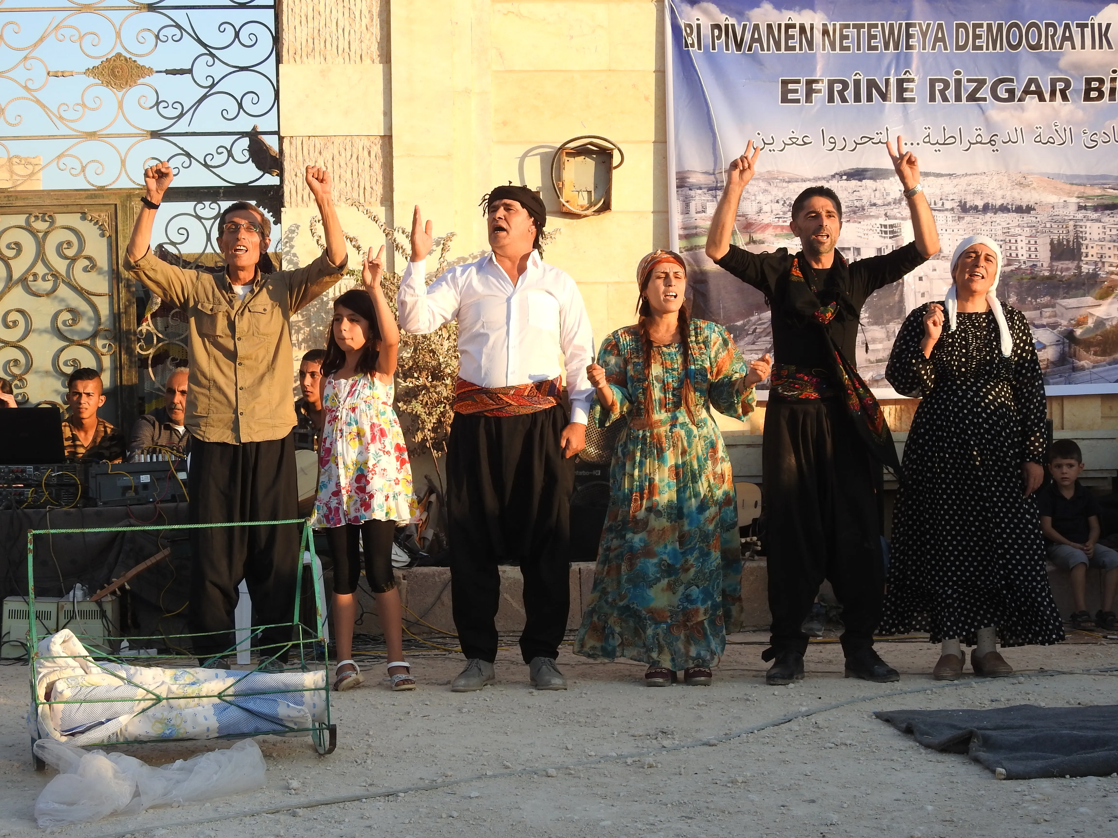 Çalakiyên hunerî yên ji bo piştgiriya rizgarkirina Efrînê di roja sêyemîn de ye