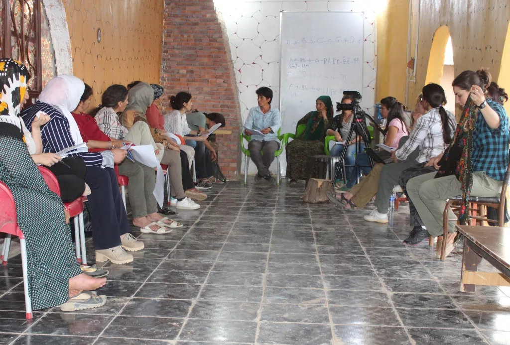 Jinên gundê Jinwar rêziknameya gund nîqaş kirin