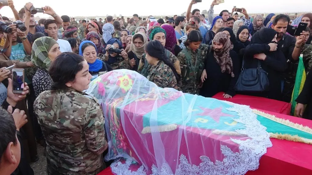 Reqayê yekemîn şervana YPJ‘ê bi merasîmeke oxir kir