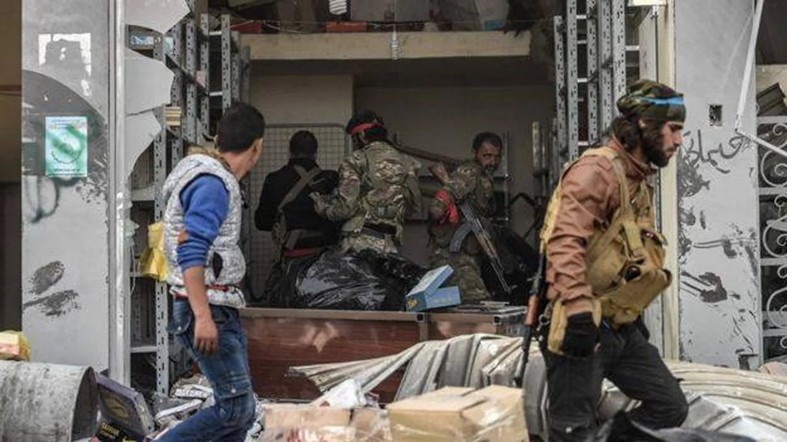 Hêzên dagirker bi darê zorê şêniyên Efrînê ji malên wan derdixin