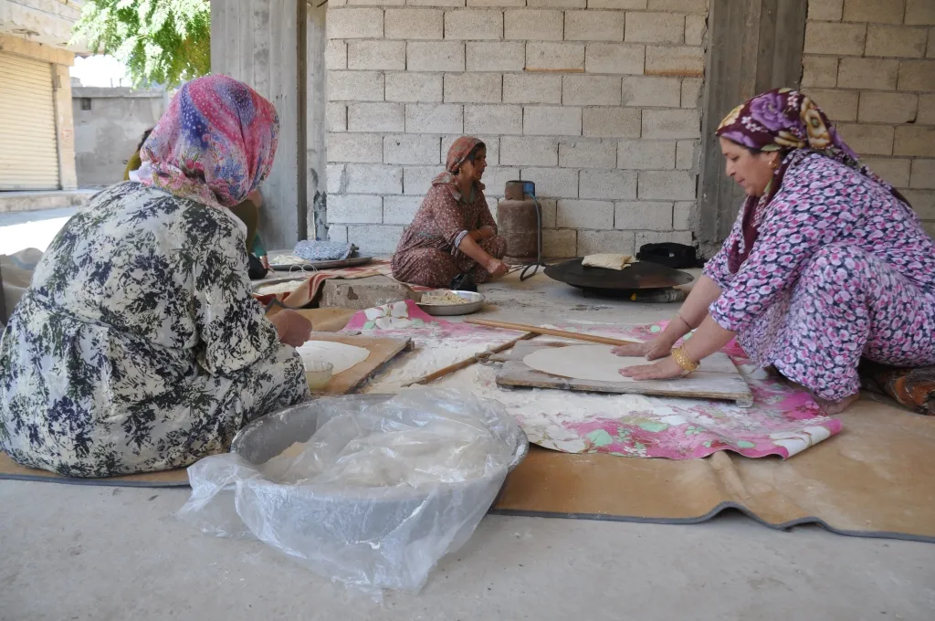 Li Kobanê 3 jinan dîkaneke çêkirina nanê tîrê vekir