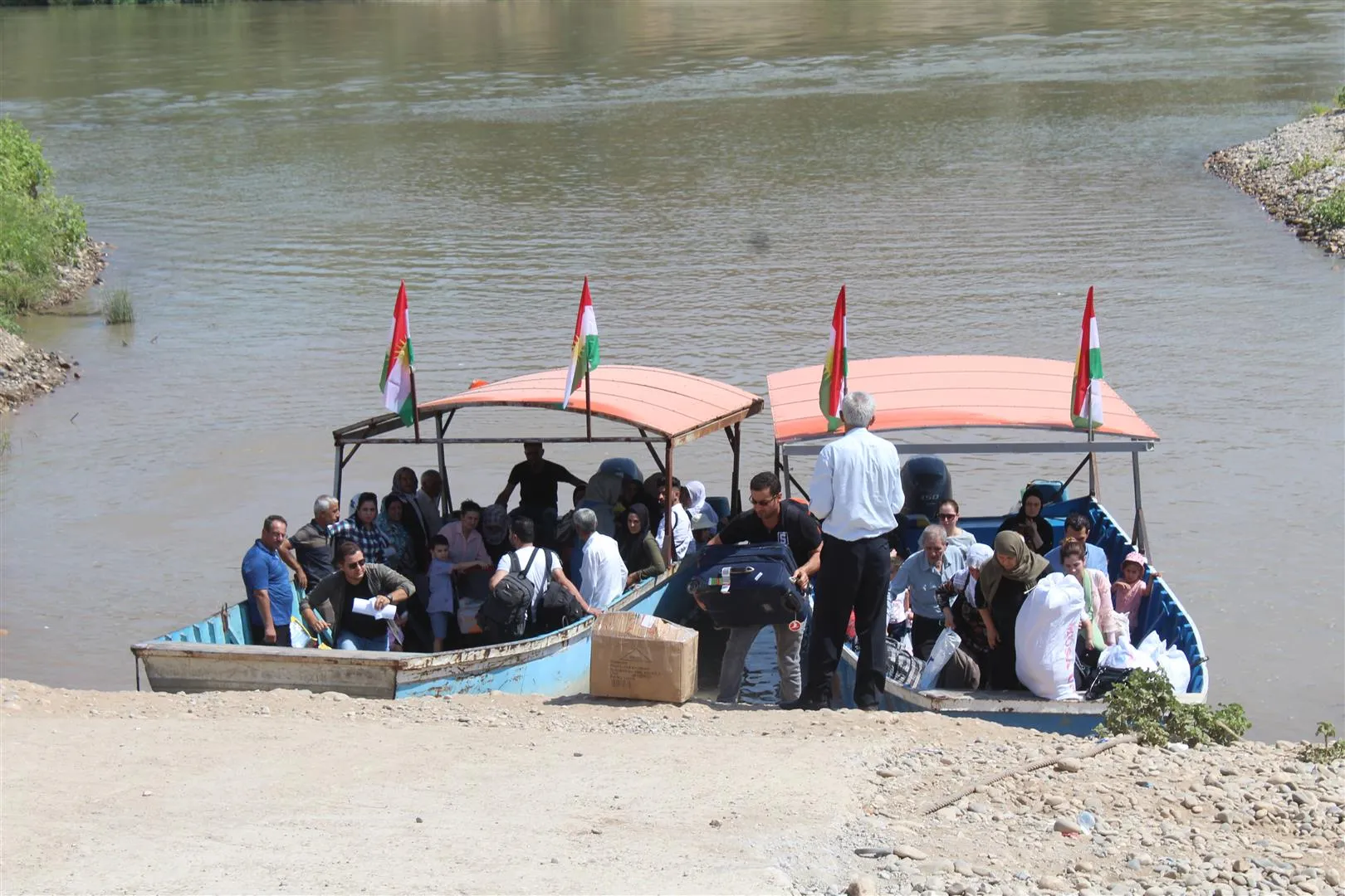 Gelê rojava vedigerin warê xwe