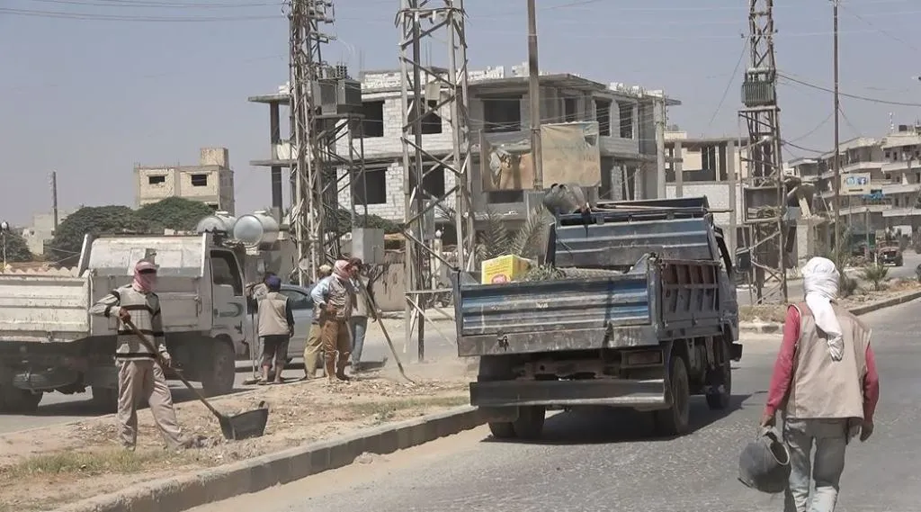 Di nav xemsariya şêniyan de, karkerên paqijiyê bêwestan dixebitin