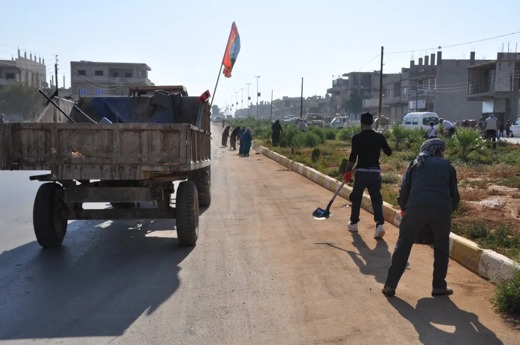 Malbatên şehîdan kolanên Kobanê paqij dikin