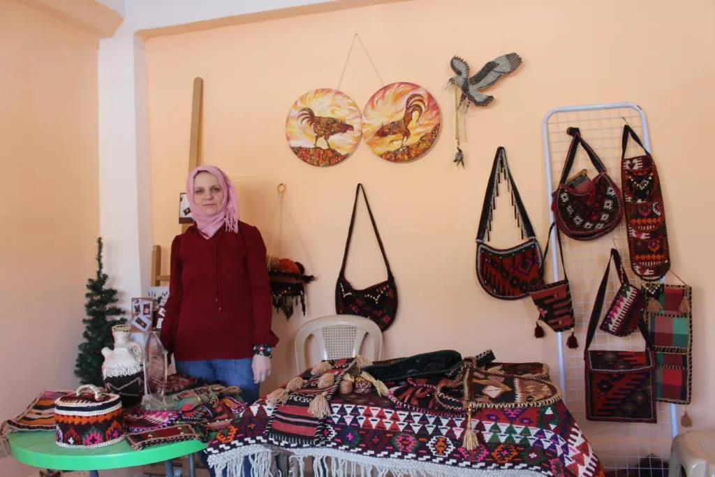 Bi destê xwe parastina çanda kurdî dike