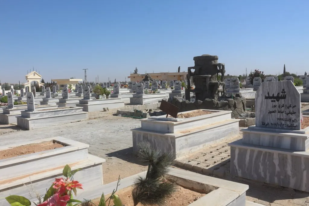 Xebatên avakirina goristana şehîdan a Minbicê di qonaxa dawîn de ne