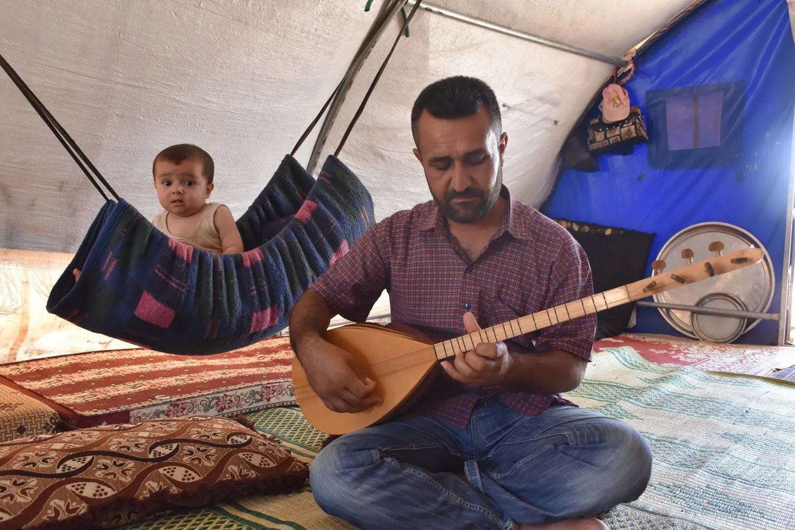 Bi helbest û stranan hêviya vegera li Efrînê
