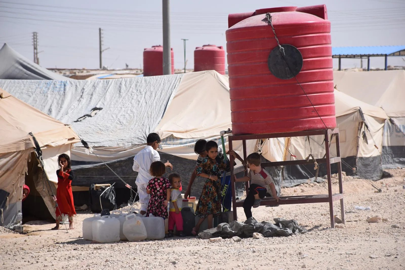 Aliyek ji jiyana penaberên kampa Holê bi wêne û dîmen