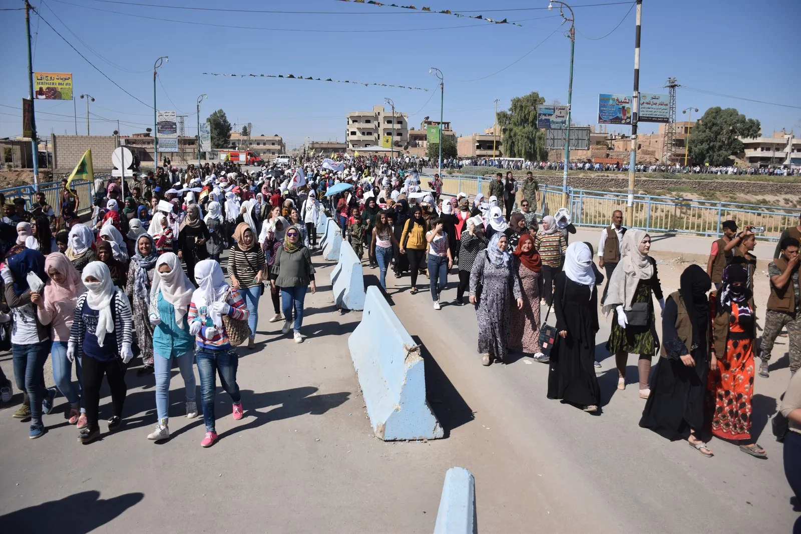 Hesekê şaxên zeytûnê bilind kirin: Efrîn, em heta mirinê bi te re ne