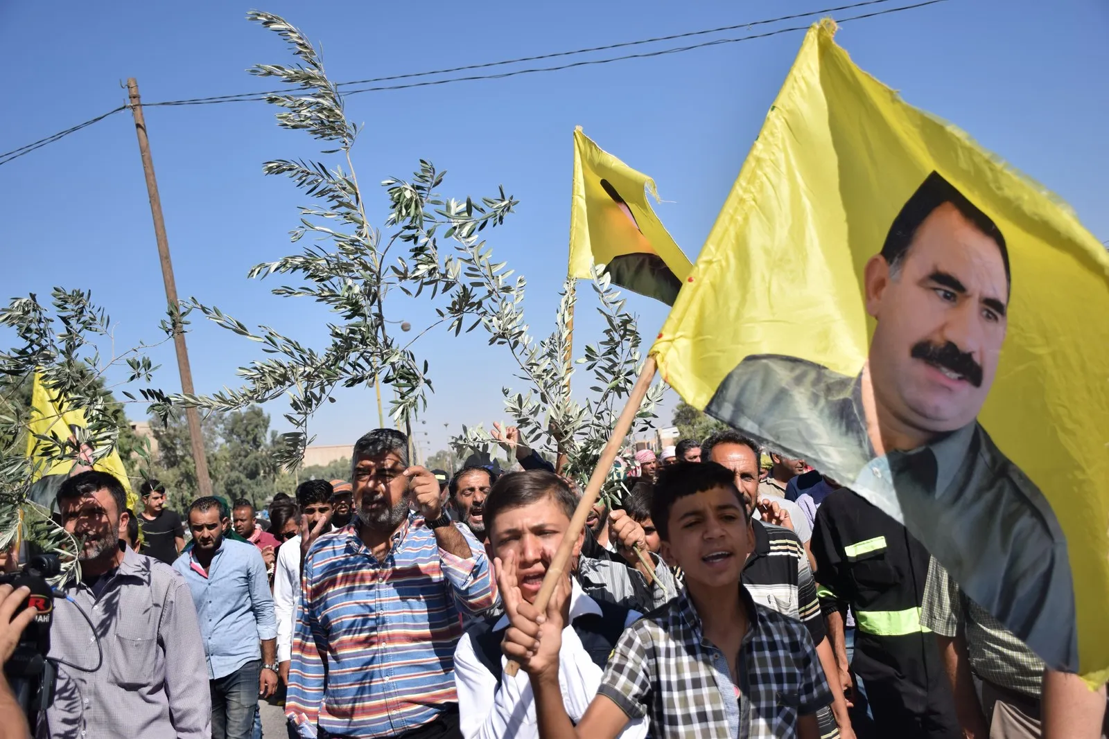 Hesekê şaxên zeytûnê bilind kirin: Efrîn, em heta mirinê bi te re ne