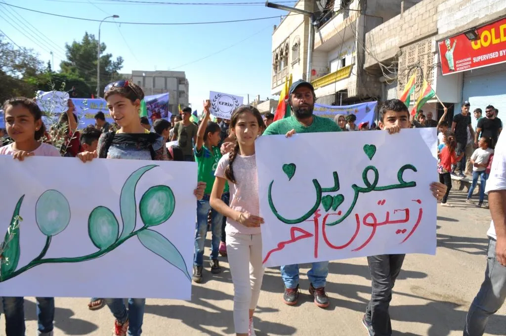 Bi wêneyan meşa Kobanê