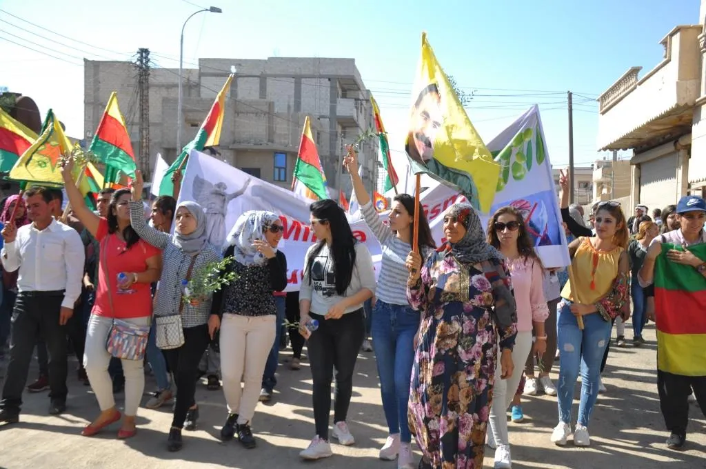 Bi wêneyan meşa Kobanê
