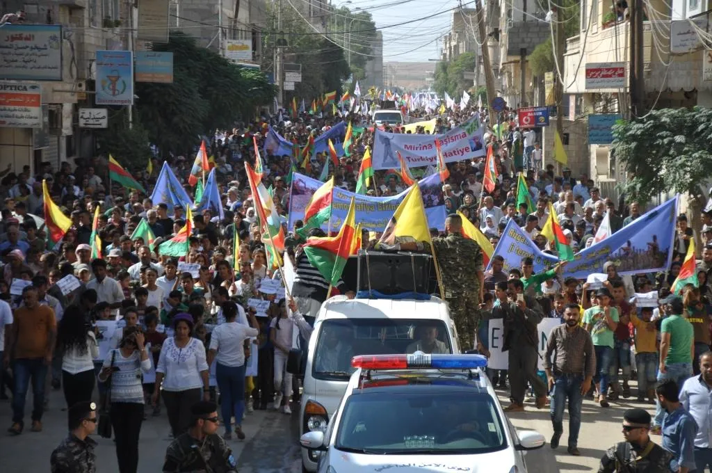 Bi wêneyan meşa Kobanê
