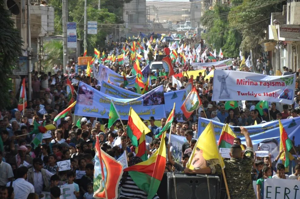 Bi wêneyan meşa Kobanê