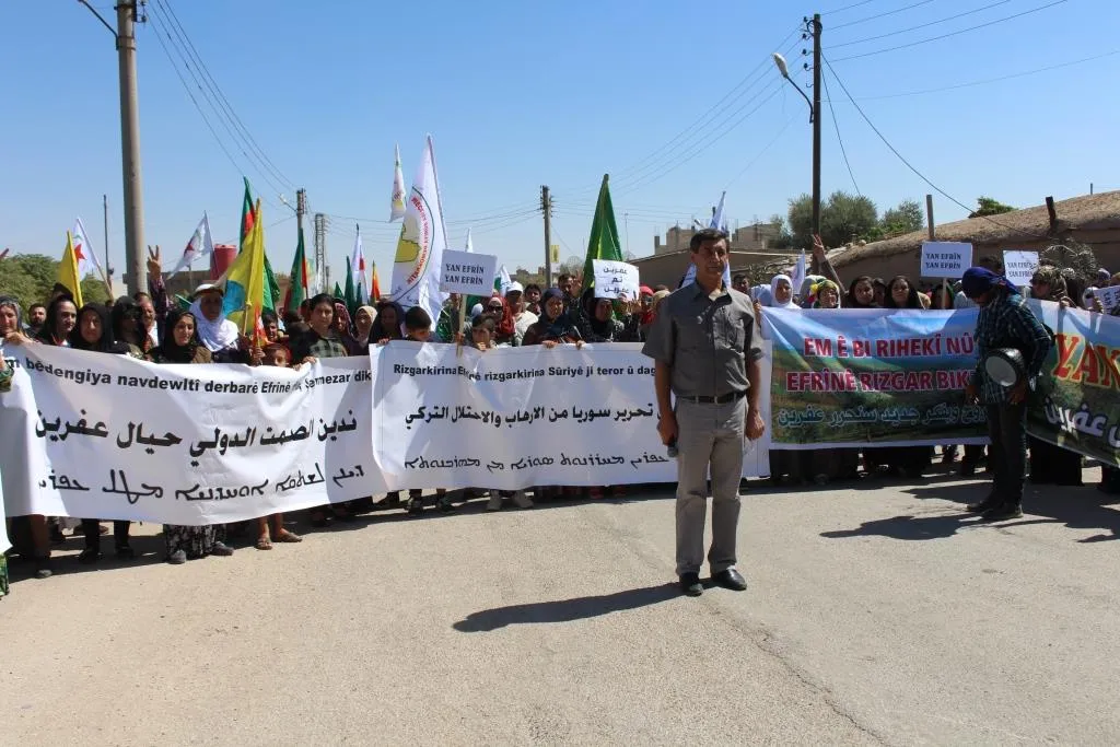 Şêniyên Qamişloyê ji bo Efrînê meşiyan