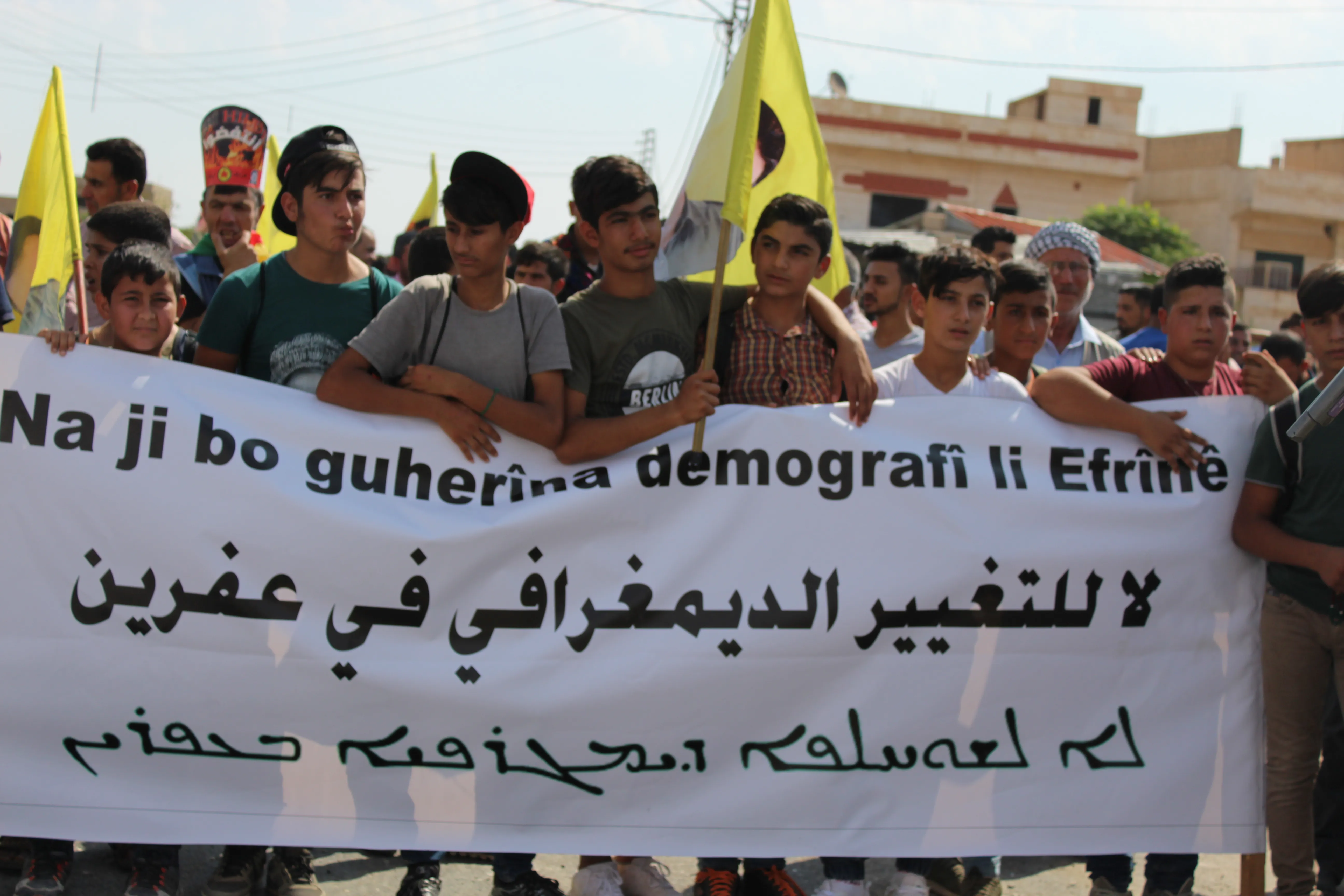 Şagirt û mamosteyên Tirbespiyê ji bo zarokên Efrînê deketin qadan  
