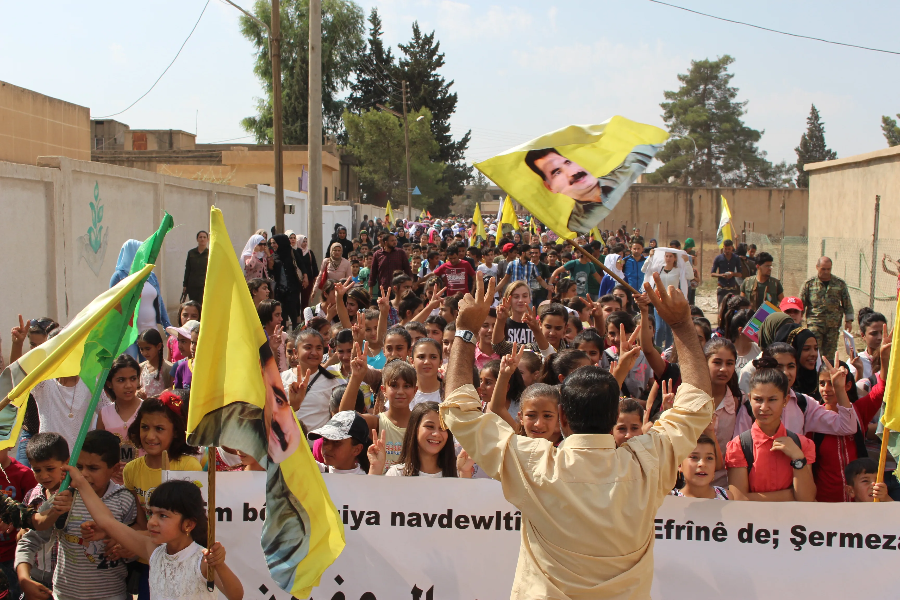 Şagirt û mamosteyên Tirbespiyê ji bo zarokên Efrînê deketin qadan  
