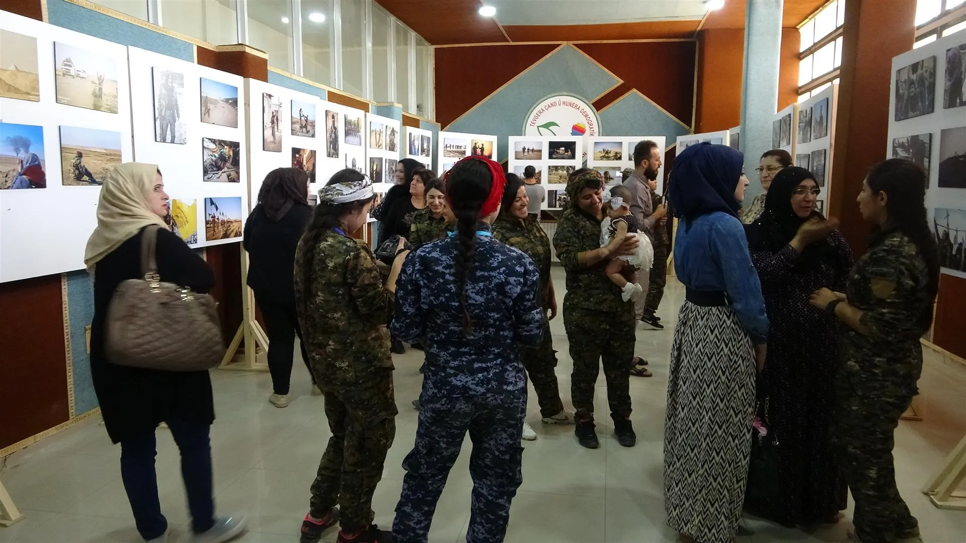 Navenda Şopdarên Rojê pêşangeheke wêneyan vekir