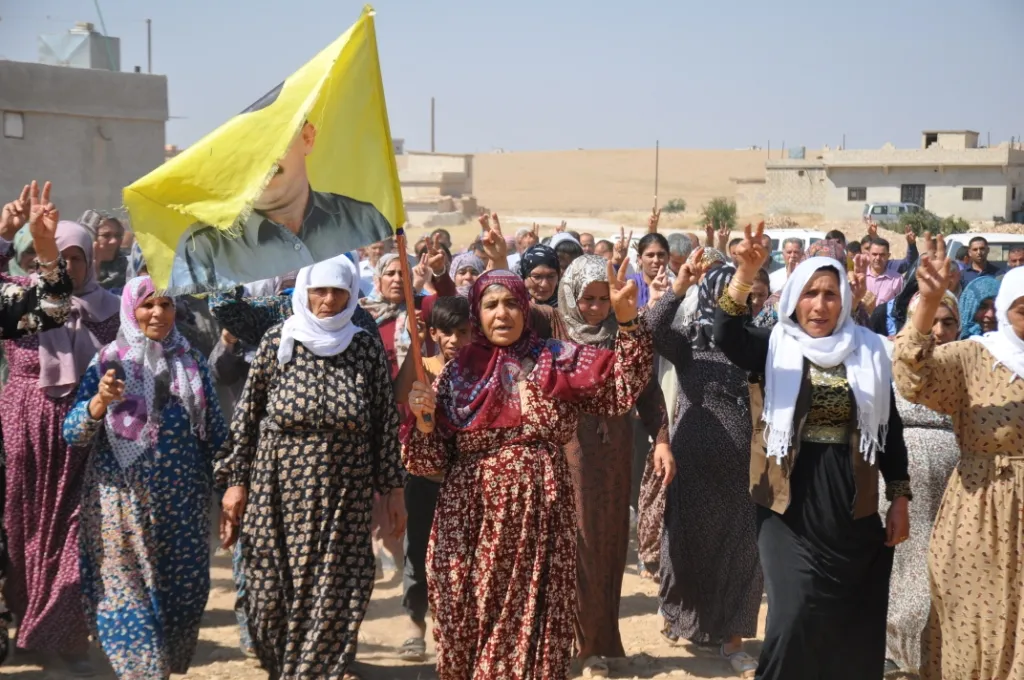 Şêniyên Kobanê sersaxî ji malbatên 3 şervanan re xwestin