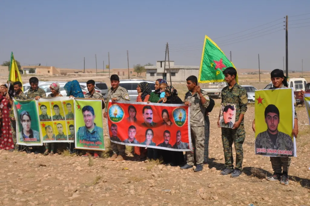 Şêniyên Kobanê sersaxî ji malbatên 3 şervanan re xwestin