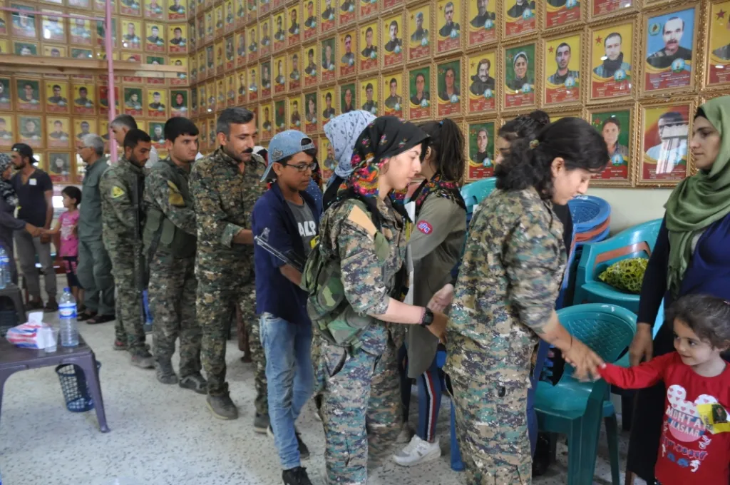Şêniyên Kobanê sersaxî ji malbatên 3 şervanan re xwestin