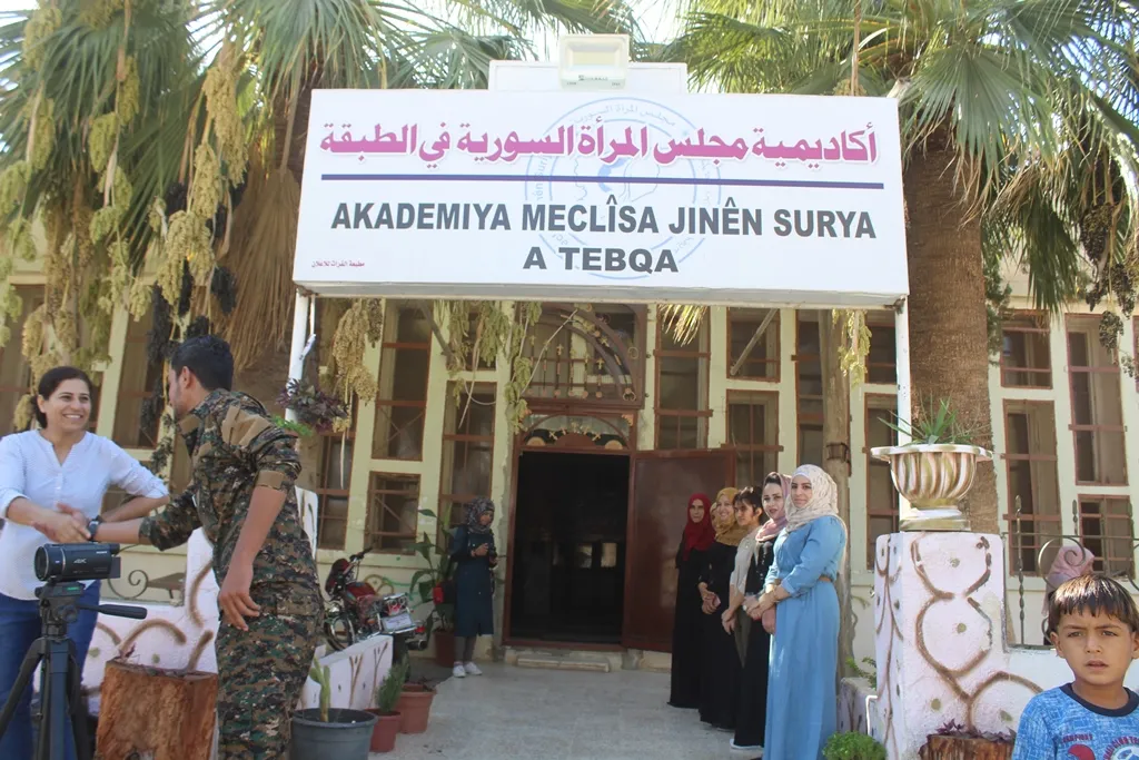Jinên zana stûnên civaka azad in