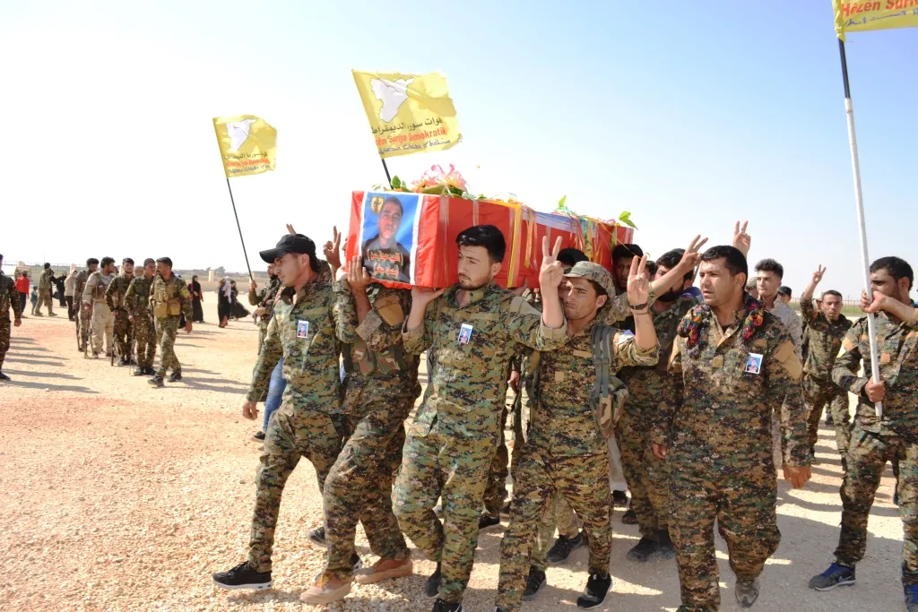 Cenazeyê şervanê Meclisa Leşkerî ya Minbicê Ebû Mehmûd hate veşartin