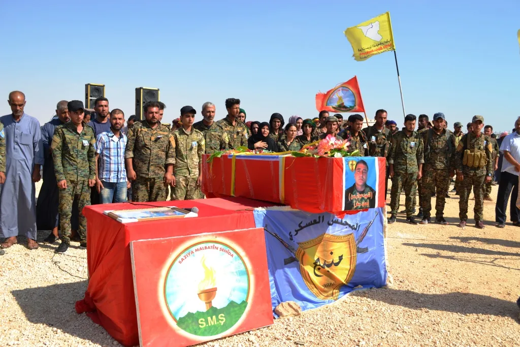 Cenazeyê şervanê Meclisa Leşkerî ya Minbicê Ebû Mehmûd hate veşartin
