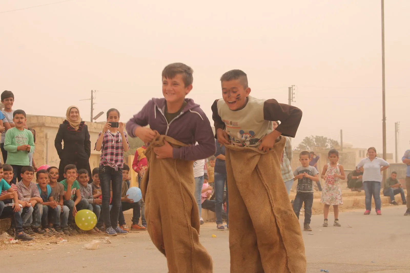 Xwendekarên Efrînê pêşwaziya sala nû ya perwerdeyê dikin