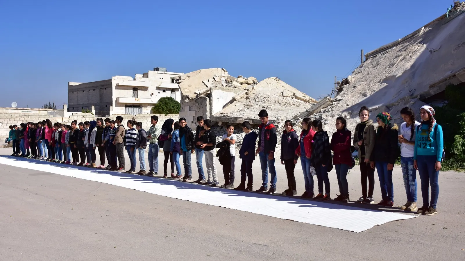 Zarokên Efrînê serpêhatiyên xwe bi nexçeyan vegotin