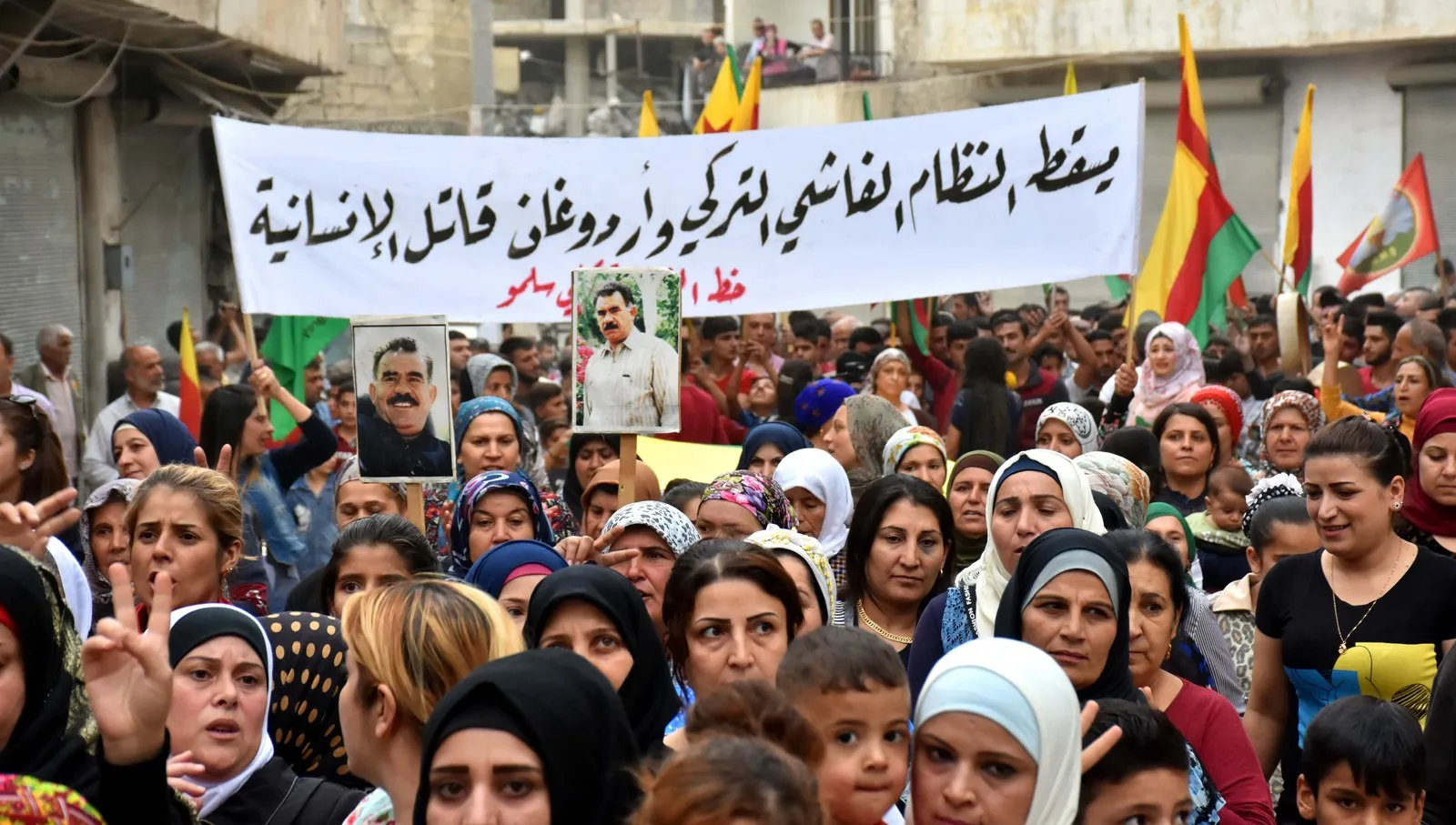 Li Helebê bi hezaran ji bo Ocalan û Efrînê daketin qadan