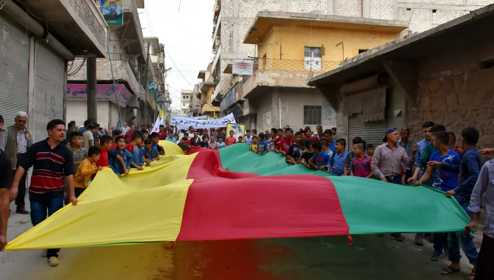 Li Helebê bi hezaran ji bo Ocalan û Efrînê daketin qadan