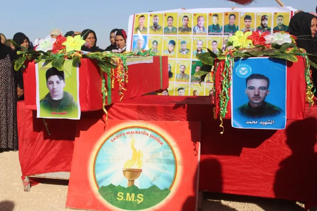 Şêniyên Reqayê cenazeyên şehîd Selîm û Ehmed El-Hemûd oxir kirin