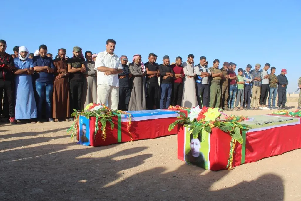 Şêniyên Reqayê cenazeyên şehîd Selîm û Ehmed El-Hemûd oxir kirin