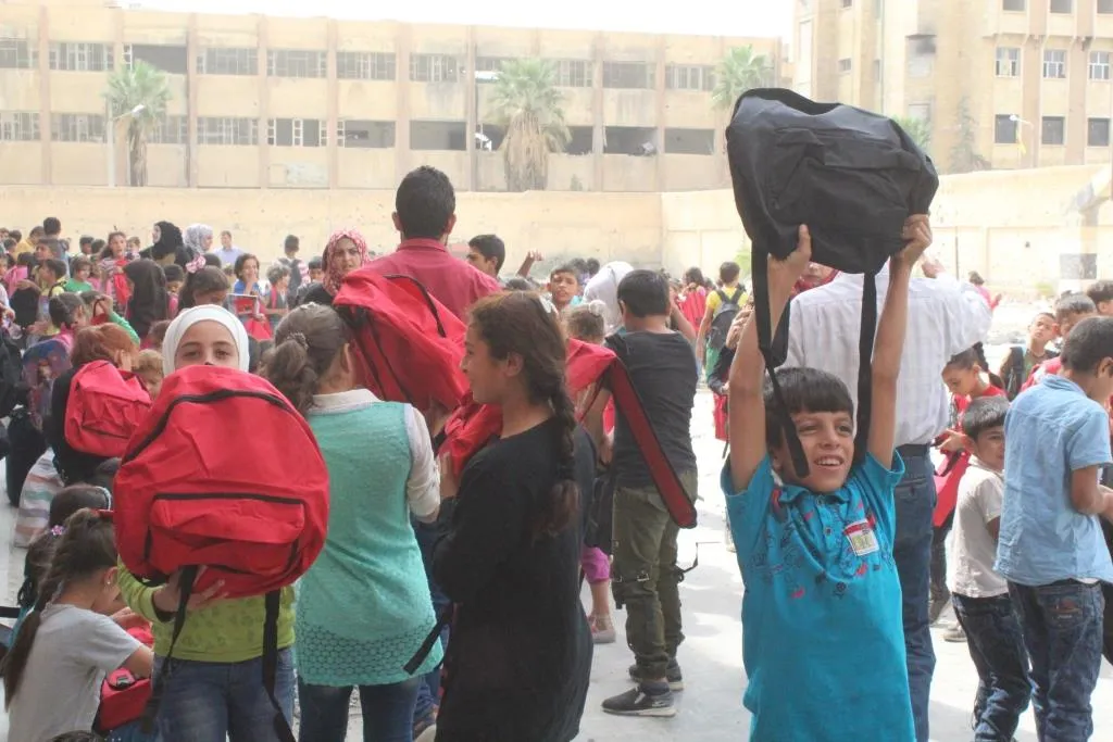 Xwendekarên Reqayê çenteyên xwe yên dibistanê wergirtin