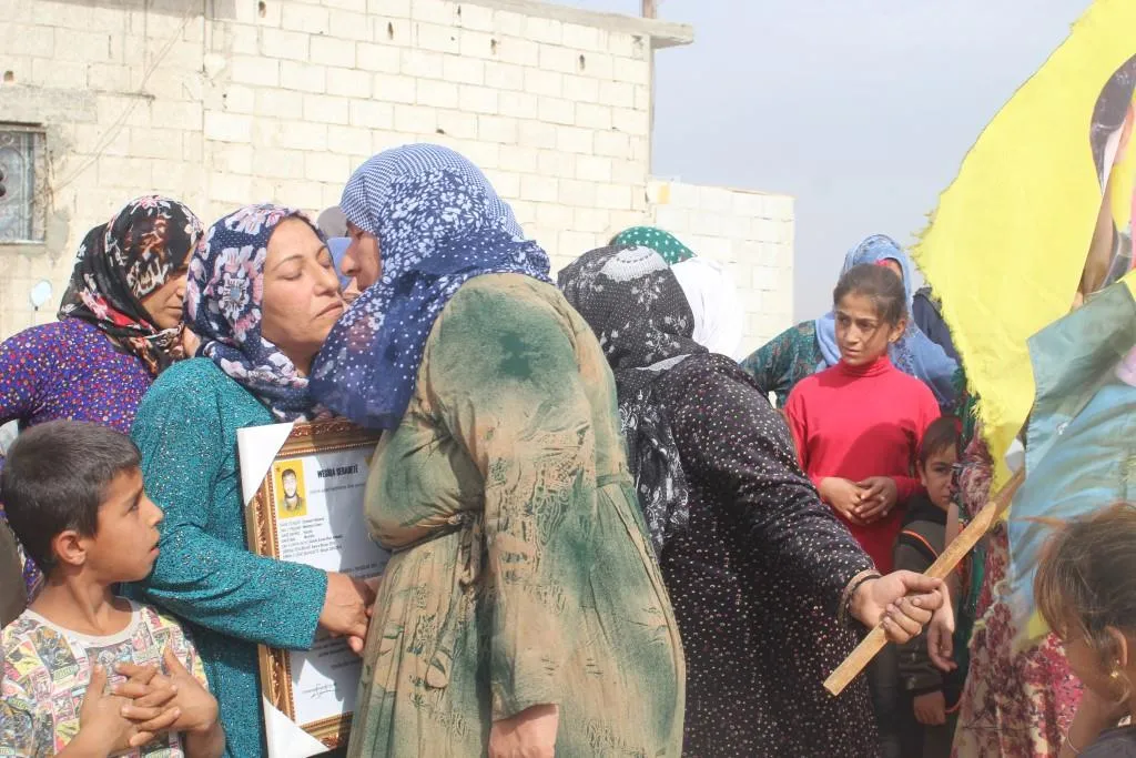 Welatiyên Kobanê sersaxî ji malbata şehîd Siyamend re xwest