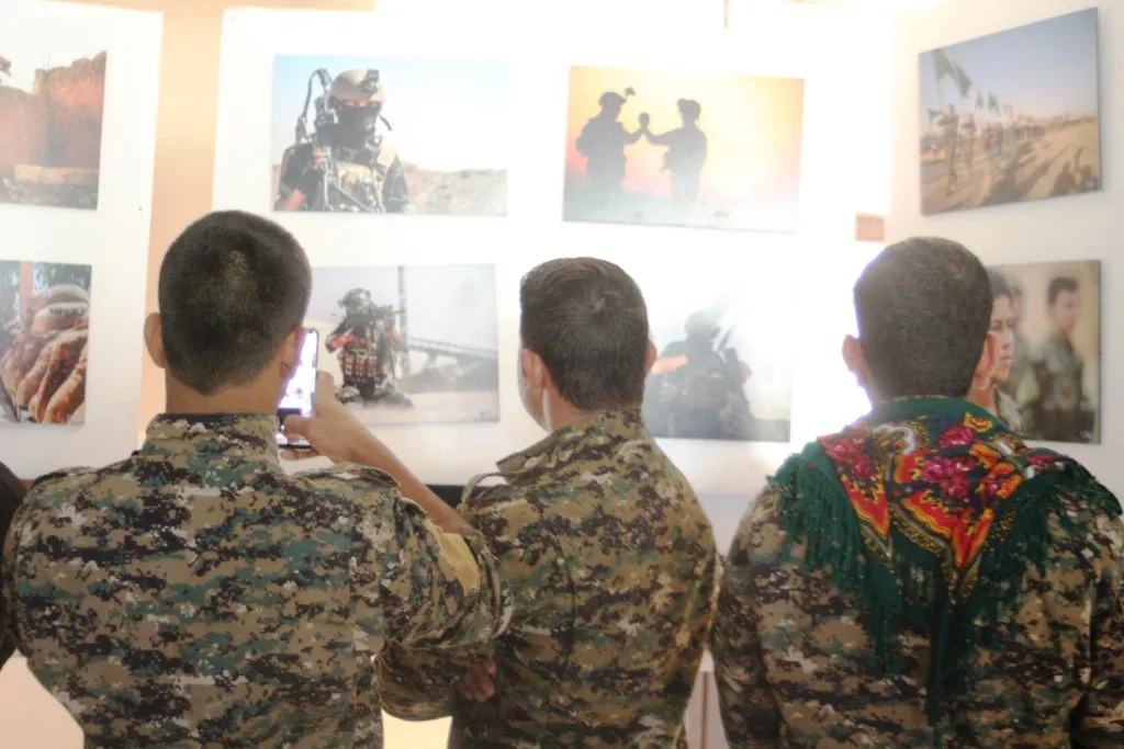 Şopdarên Rojê pêşangeha wêneyan li Kobanê vekir