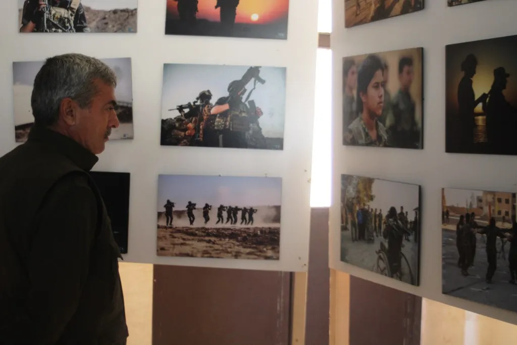 Şopdarên Rojê pêşangeha wêneyan li Kobanê vekir